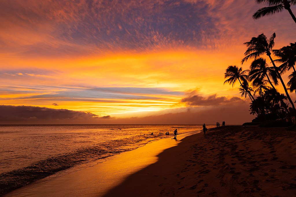 1024px-Kaanapali_beach_sunset_on_Maui_Hawaii_(45015472644)
